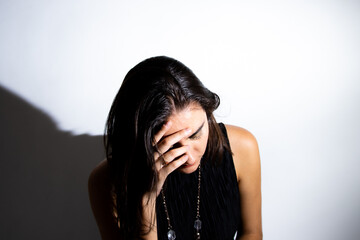 Mujer preocupada mirando hacia abajo