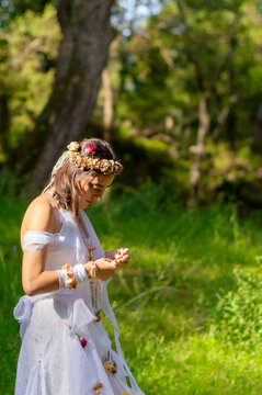 Chica latina joven pensativa en el bosque
