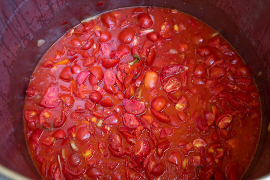 Cooking handmade tomato sauce passata