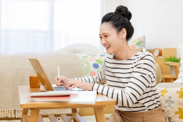 パソコンを見ながら勉強する大学生
