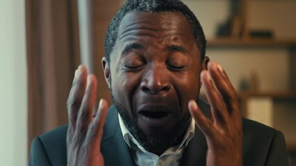 Close-up surprised happy african american man looking at camera saying wow satisfied joyful amazed excited male wondering get good news shocked by victory receives great offer winning lottery surprise