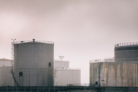 Crisis at the oil harbour