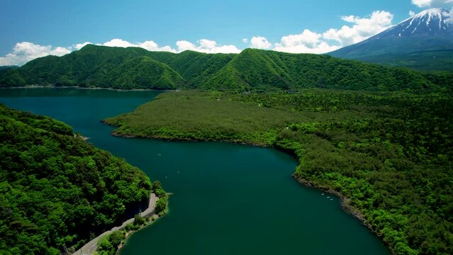青木ヶ原樹海と富士山を空撮