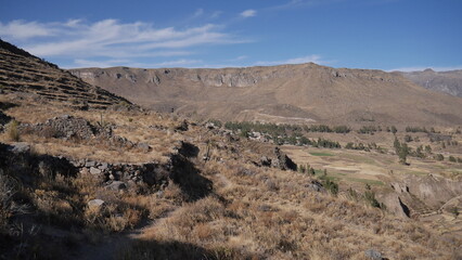 La nature desertique, sec et torride des environs du mirador d'Ocolle du Perou, promenade et marche sur un chemin longeant les hautes montagne