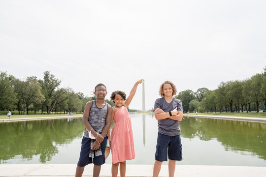 Siblings pose for cheesy photo with washington monument