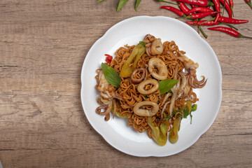 Stir-fried Squid with Basil and Chilli Instant Noodles