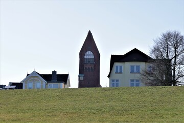 Historische Gebäude hinter dem Deich in Cuxhaven	