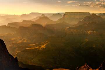 Grand Canyon South Rim Silhouette bei goldenem Sonnenuntergang, Arizona, USA