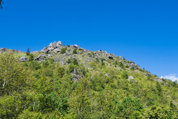 青空にそびえる大有珠山頂