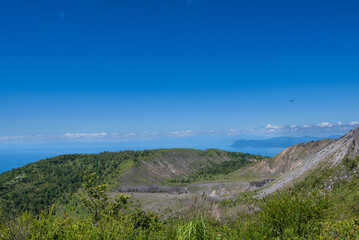 Fototapeta na wymiar 有珠山火口原展望台から外輪山、噴火湾を眺望する