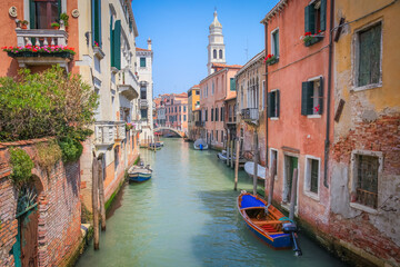 Obraz na płótnie Canvas Peaceful Canal scenary in romantic Venice at springtime, Italy