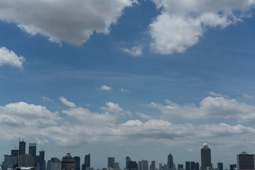 Fototapeta na wymiar バンコクの町並みと空のスカイライン