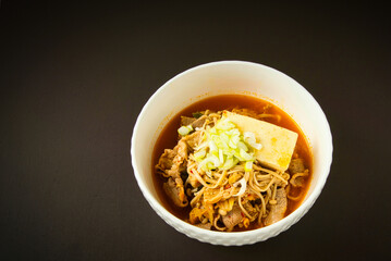 白い器に盛りつけられた、おいしそうに煮てあるキムチ鍋の具材