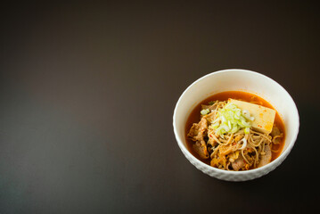 白い器に盛りつけられた、おいしそうに煮てあるキムチ鍋の具材