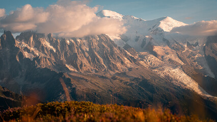 Obraz premium Atardecer en el macizo del Mont Blanc en el valle de Chamonix 