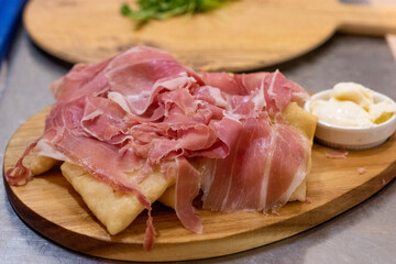 sliced fried pizza and ham 