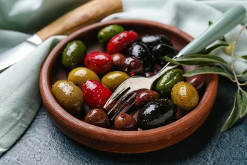 Foto op Plexiglas Plate with delicious olives on table, closeup © Pixel-Shot