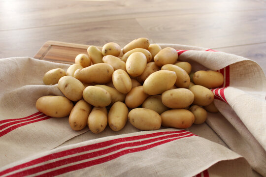 Pomme de terre grenaille, sur planche en bois, saveur et tradition