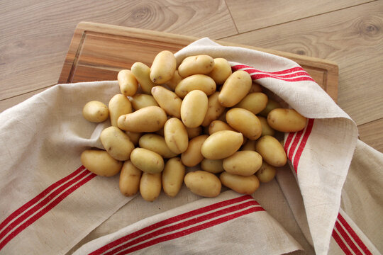 Pomme de terre grenaille, sur planche en bois, saveur et tradition