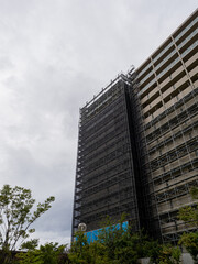 【台風養生】大規模修繕工事で使用する建設足場