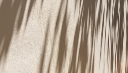 Obraz premium shadows of tropical leaves on the wall. abstract background, copyspace
