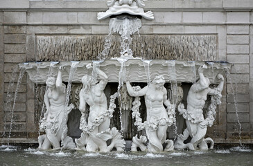fontana wiedeń, belveder, fonnatanna na posągach kobiet i mężczyzn, fountain vienna, belvedere, fountain on statues of women and men © kateej