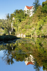 Fototapeta na wymiar Wasserspiegelung des Schlosses Gutenstein in der Oberen Donau im Landkreis Sigmaringen (Upper Danube Valley)