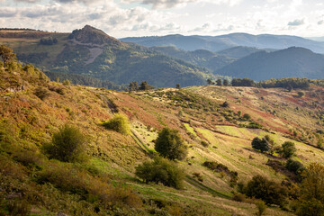 Fototapeta na wymiar Paysage agricole des Monts d'Ardèche, collines, pâturages, vallons et forêts