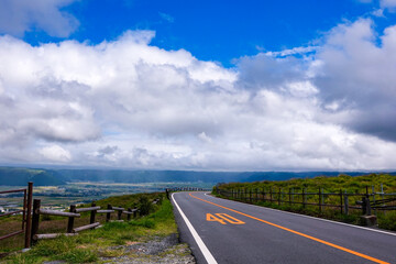 阿蘇パノラマラインのドライブ風景（熊本県）
