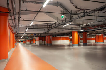 Obraz premium Empty car parking garage with lighting and columns