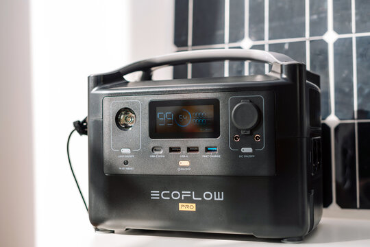 Charging Ecoflow River Pro Portable Power Station with solar panel