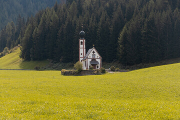 Fototapeta na wymiar chapel in the mountains