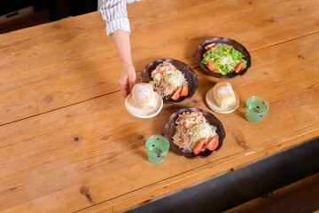 ご飯の準備の風景　俯瞰