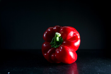 Close up pimiento rojo sobre fondo oscuro. Dieta. Saludable. Comida vegetariana.