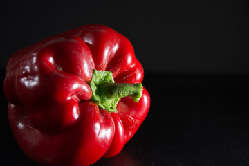 Pimiento rojo sobre fondo negro. Comida vegetariana. Saludable. 