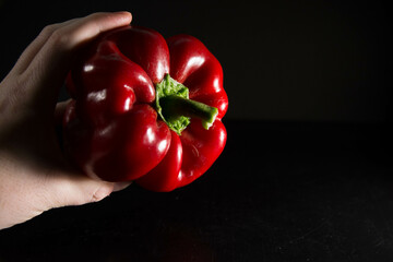 Close up pimiento rojo sobre fondo oscuro. Dieta. Saludable. Comida vegetariana.