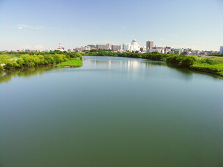 Obraz premium 葛飾橋から見る初秋の朝の江戸川風景