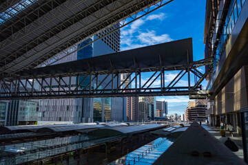 Fototapeta premium 大阪駅からみた都会の風景