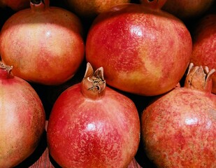 Fresh pomegranate (Punica granatum) fruit red anaar rodie nar melograno anor grenadefruit anar delima granateple granatapfel granatovyyfruit frantafruit shiliufruit dalimafruit closeup view image pho 