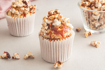 Cupcake with caramel and caramelized popcorn