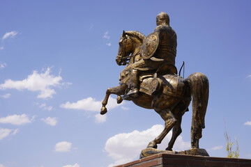 Obraz premium Statue of turkish hero on horse, Alp Arslan (honorific in Turkic meaning 