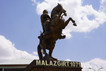 Obraz premium Statue of turkish hero on horse, Alp Arslan (honorific in Turkic meaning 