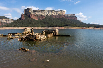Iglesia rom&agrave;nica del Pantano de Sau durante el grave periodo de sequia del 2022