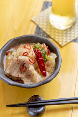 取り皿によそったモツ鍋