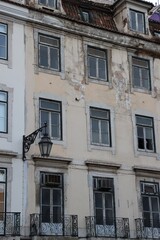 Fototapeta na wymiar facade of an old house in Lisbon 