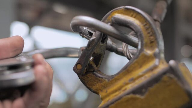 The rigger uses a safety rope with a carabiner for safety in the workplace. Close-up 