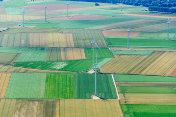 vue aérienne d'éoliennes à Ault dans la Somme en France