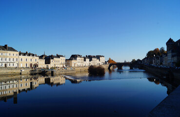 Reflets de maisons sur la Mayenne-France