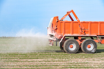 Epandage de marne dans un champ avant les semis d'automne afin de basifier la terre