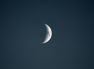 sichelförmiger Mond am Abendhimmel während blauer Stunde